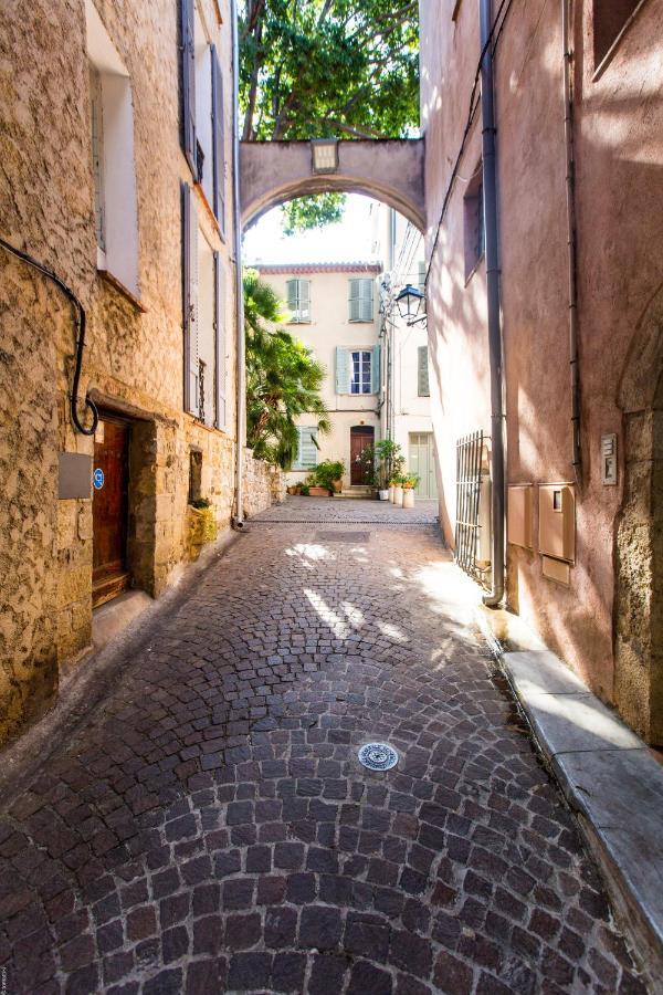 Au coeur du vieil Antibes et à 2 pas de la mer... Apartamento Exterior foto